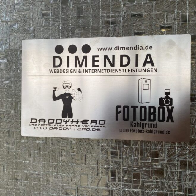 Gravierte Schilder von SchildDirect im Test – Werbung